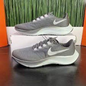 Nike AIR ZOOM PEGASUS 37 in Grey Size 11